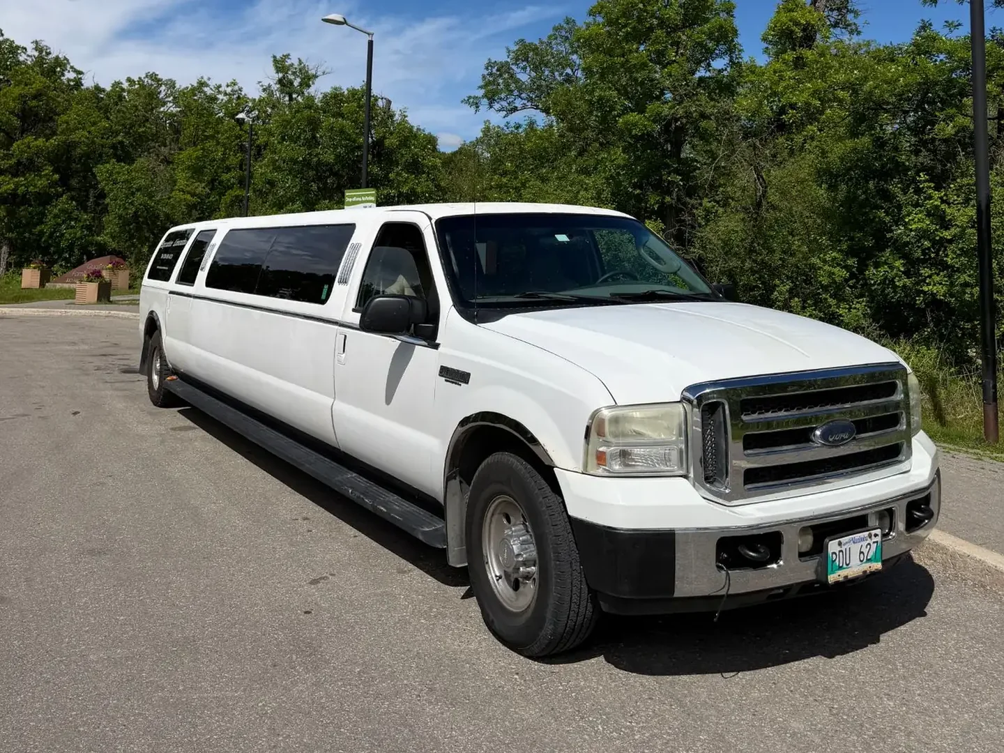 Ford Excursion stretch limousine, front three-quarter, Winnipeg