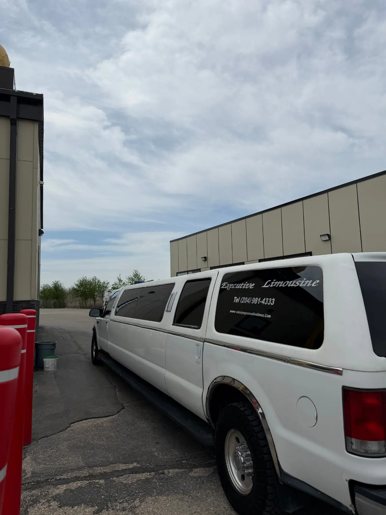 Ford Excursion stretch limousine, rear three-quarter